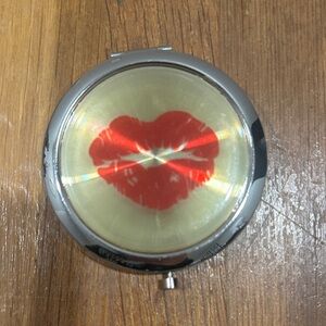 *last chance* Silver Compact Mirror with Red Lips Design